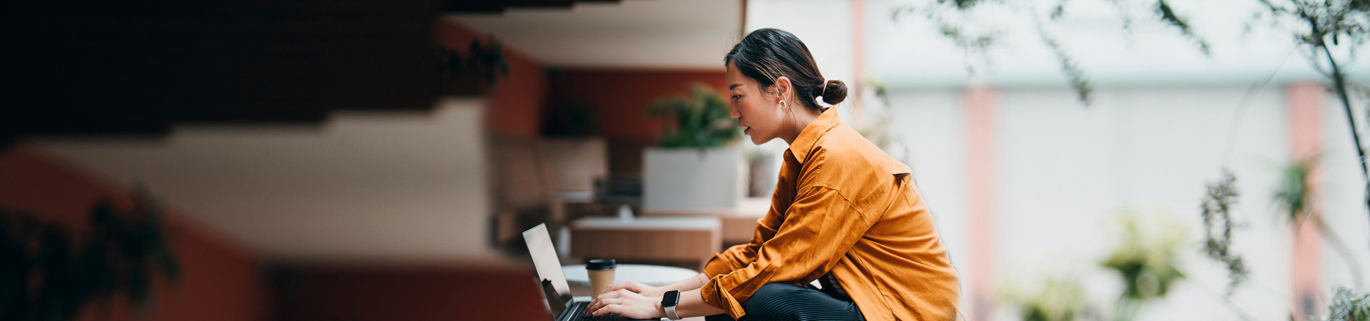 Ragazza asiatica al pc